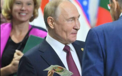 PHOTOS: Putin Distributes BRICS Bank Note Samples as BRICS Summit Ends